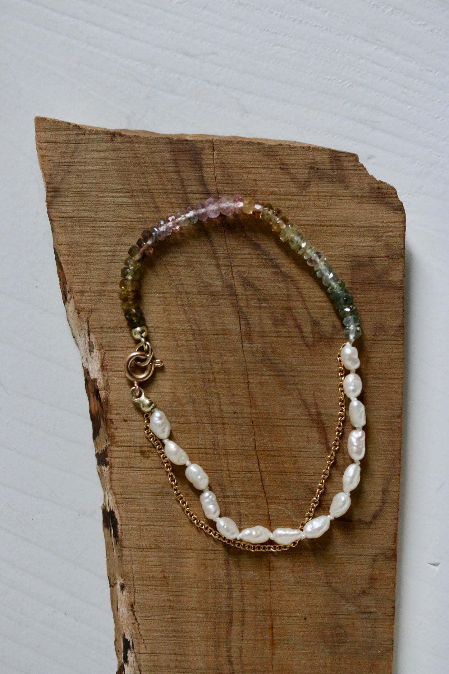 Toermalijn & barok parel armband met kettinkje