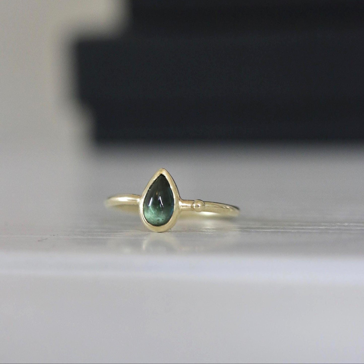 Blauw groene saffier cabochon ring