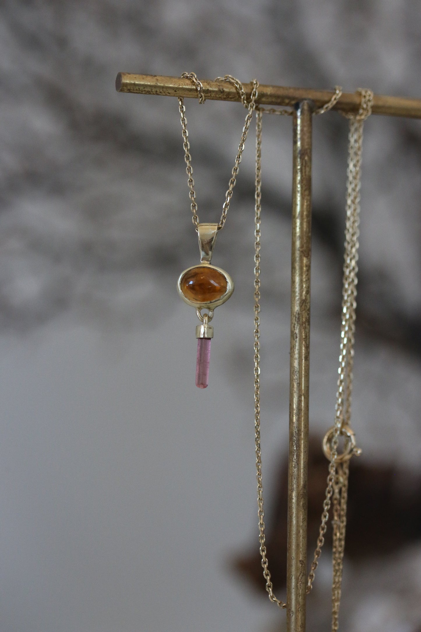 Oranje toermalijn cabochon met roze ruwe toermalijn hanger