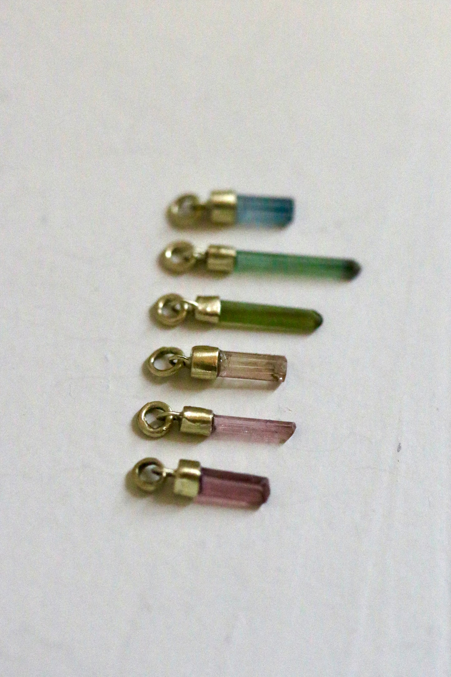 Blauwe toermalijn mini hanger 14k geel goud