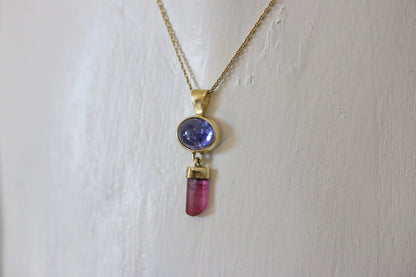 Tanzaniet cabochon hanger met ruwe roze toermalijn kristal hanger