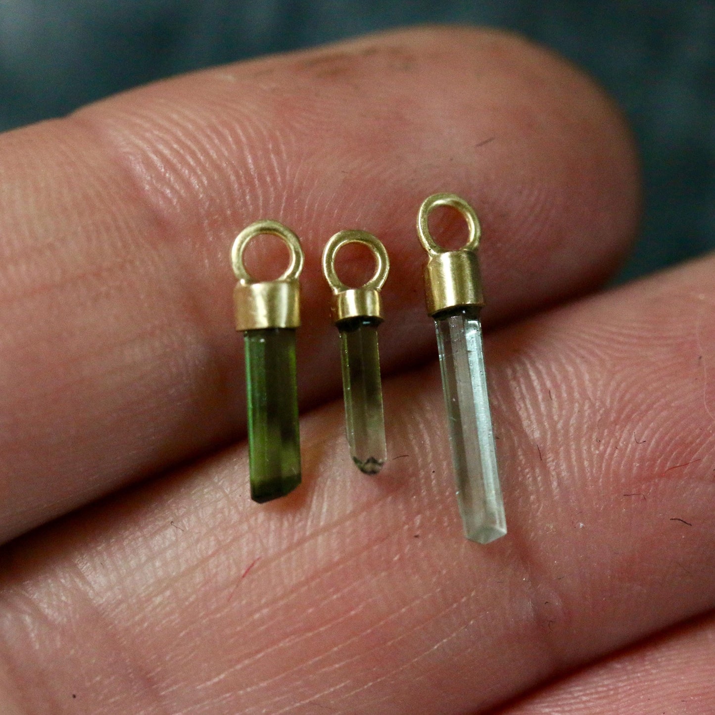 Mini ruwe groene & blauwe toermalijn charm