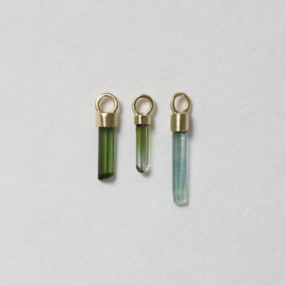 Mini ruwe groene & blauwe toermalijn charm
