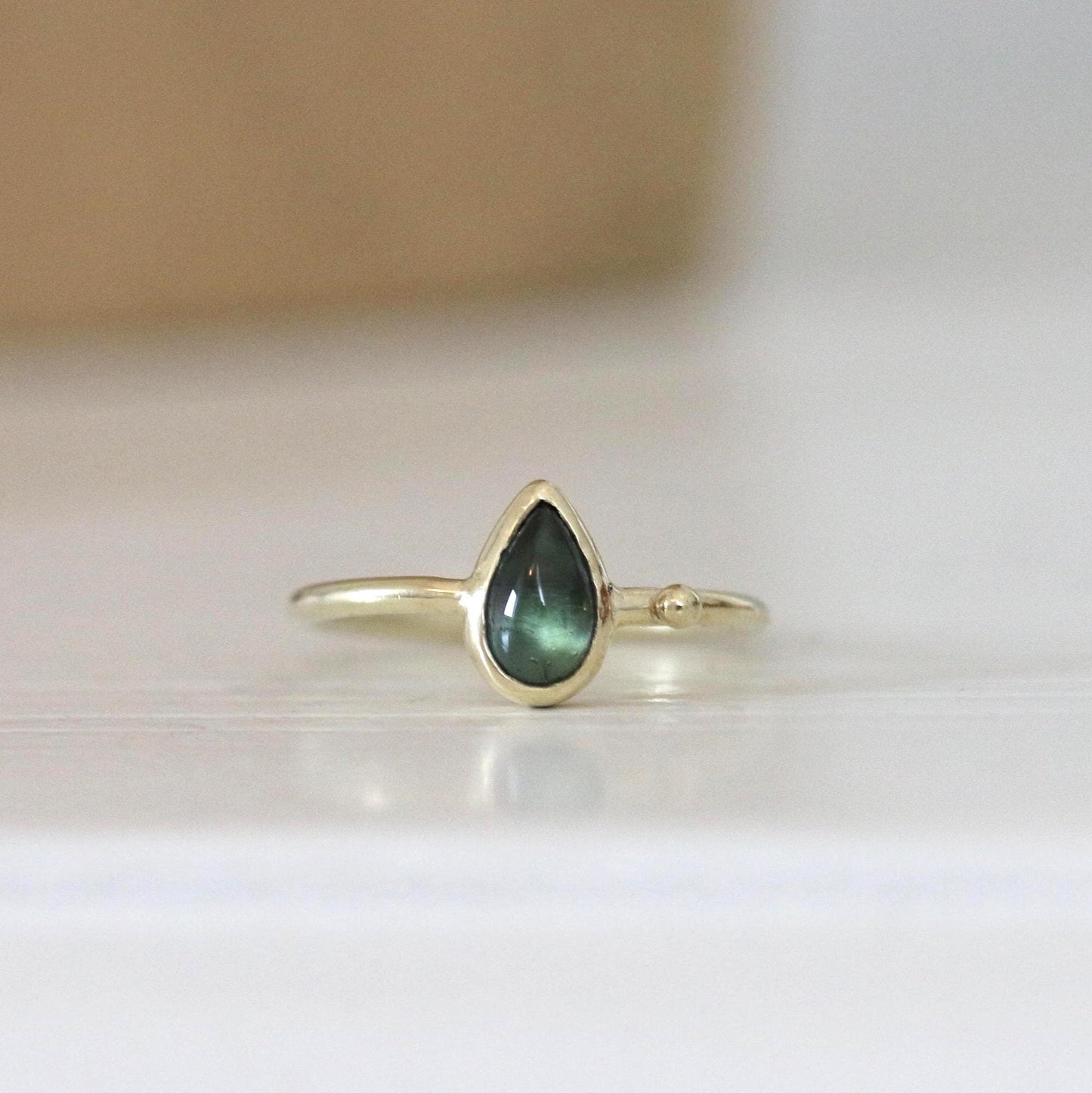 Blauw groene saffier cabochon ring