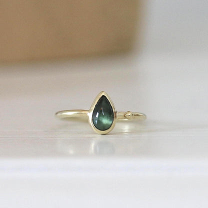 Blauw groene saffier cabochon ring