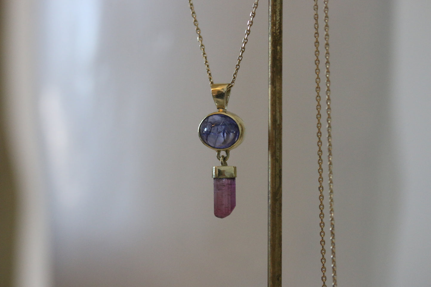 Tanzaniet cabochon hanger met ruwe roze toermalijn kristal hanger