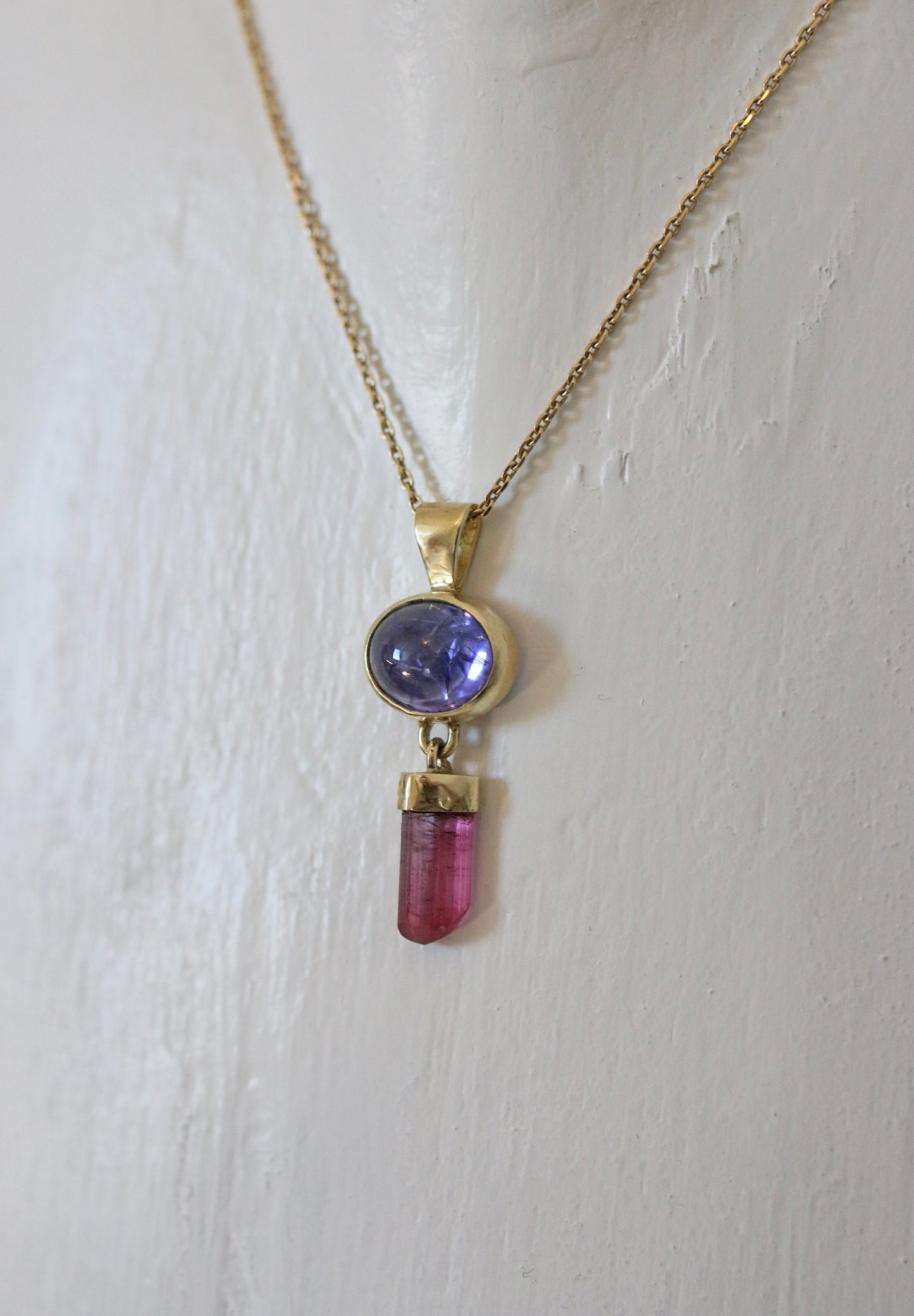 Tanzaniet cabochon hanger met ruwe roze toermalijn kristal hanger