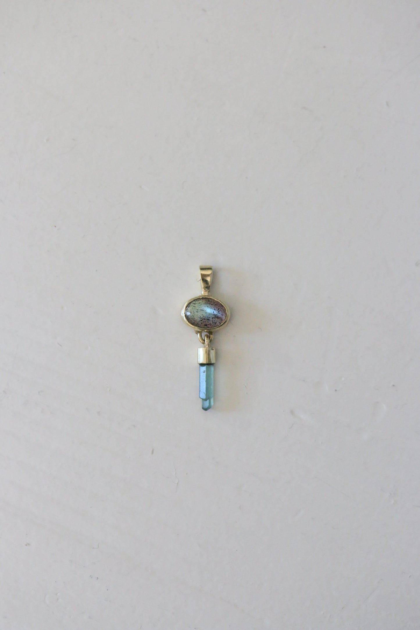 Labradoriet cabochon met ruwe mint toermalijn hanger