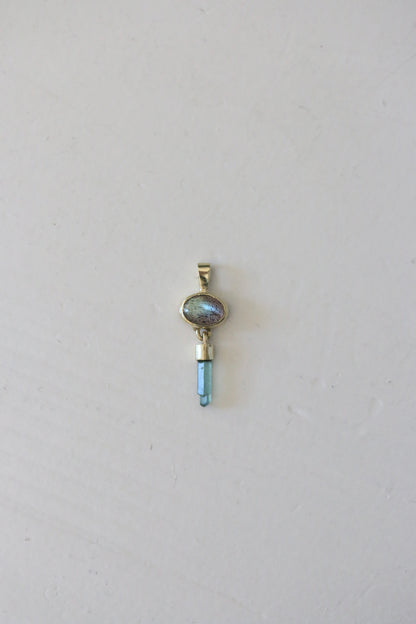 Labradoriet cabochon met ruwe mint toermalijn hanger