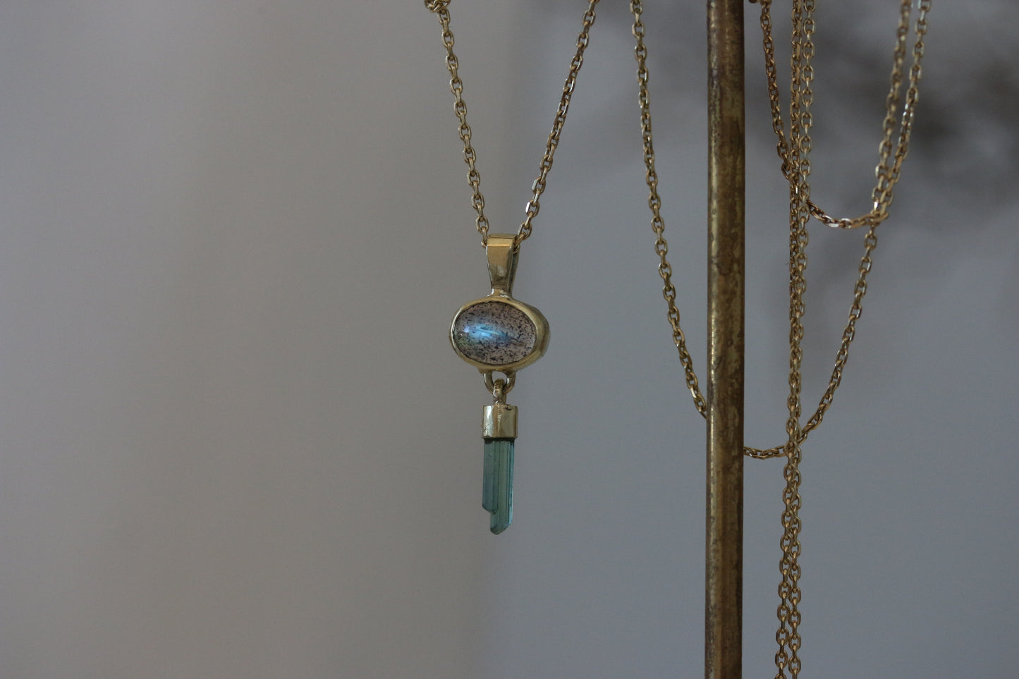 Labradoriet cabochon met ruwe mint toermalijn hanger