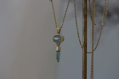 Labradoriet cabochon met ruwe mint toermalijn hanger