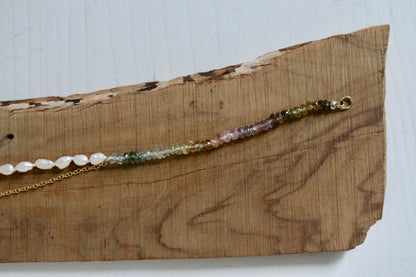 Toermalijn & barok parel armband met kettinkje