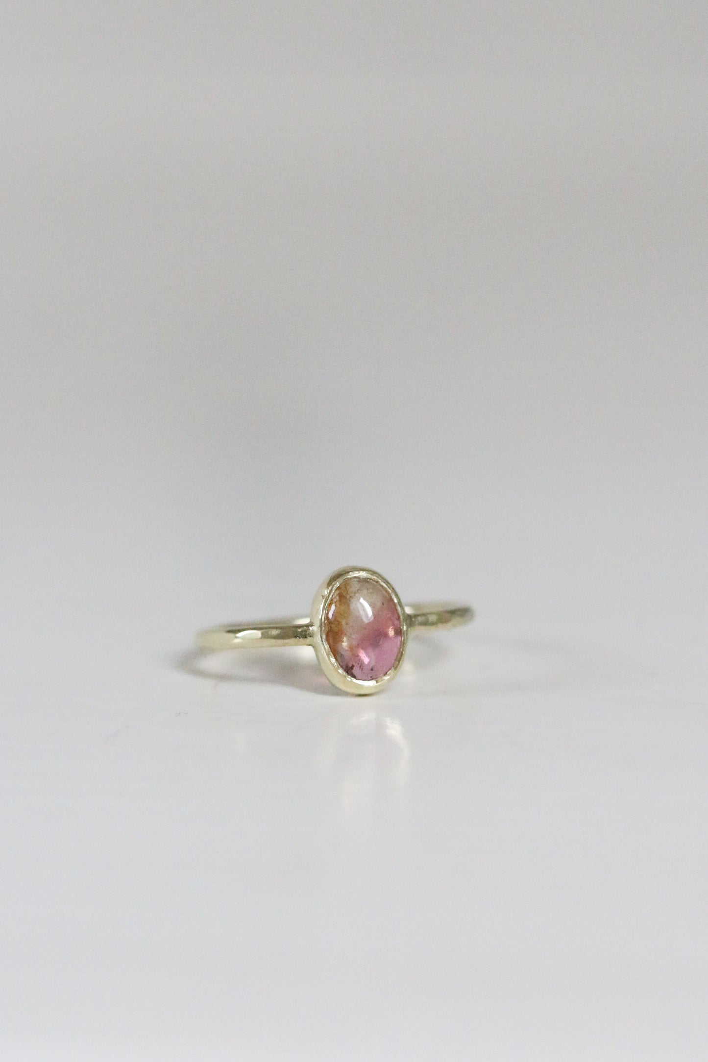 Multi color roze toermalijn cabochon ring