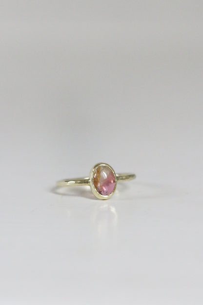Multi color roze toermalijn cabochon ring