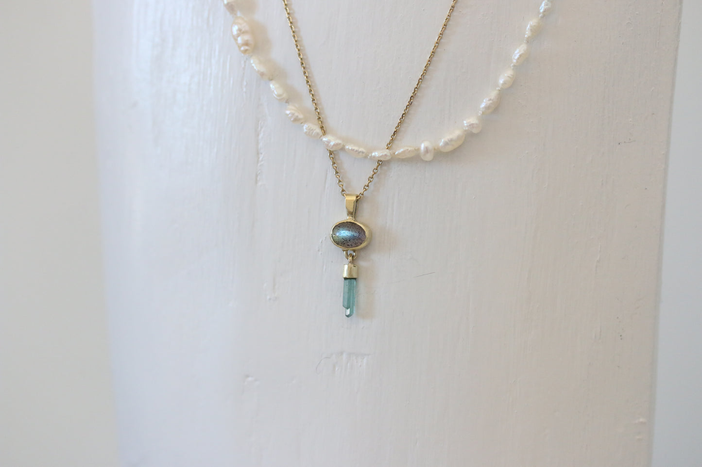 Labradoriet cabochon met ruwe mint toermalijn hanger