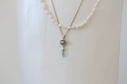 Labradoriet cabochon met ruwe mint toermalijn hanger