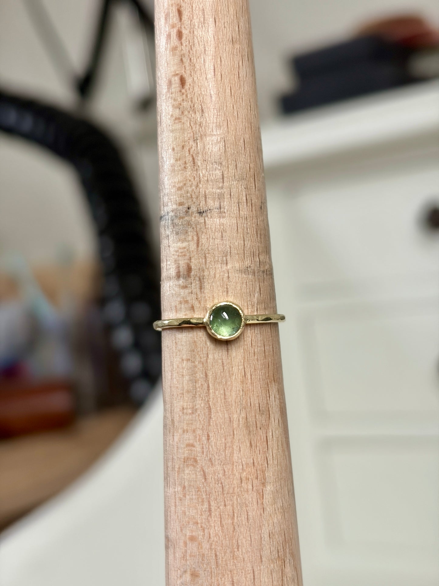 Groene toermalijn cabochon ring