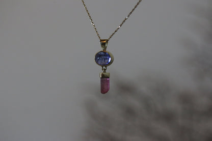 Tanzaniet cabochon hanger met ruwe roze toermalijn kristal hanger