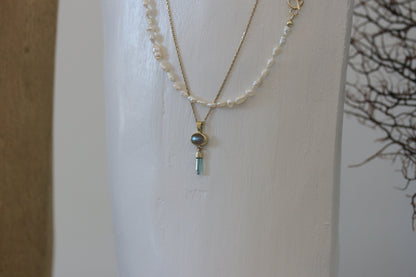 Labradoriet cabochon met ruwe mint toermalijn hanger