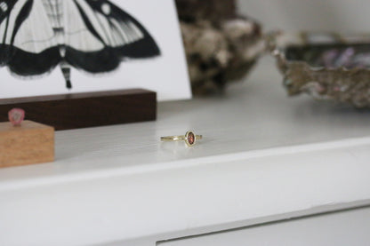 Perzik toermalijn cabochon ring