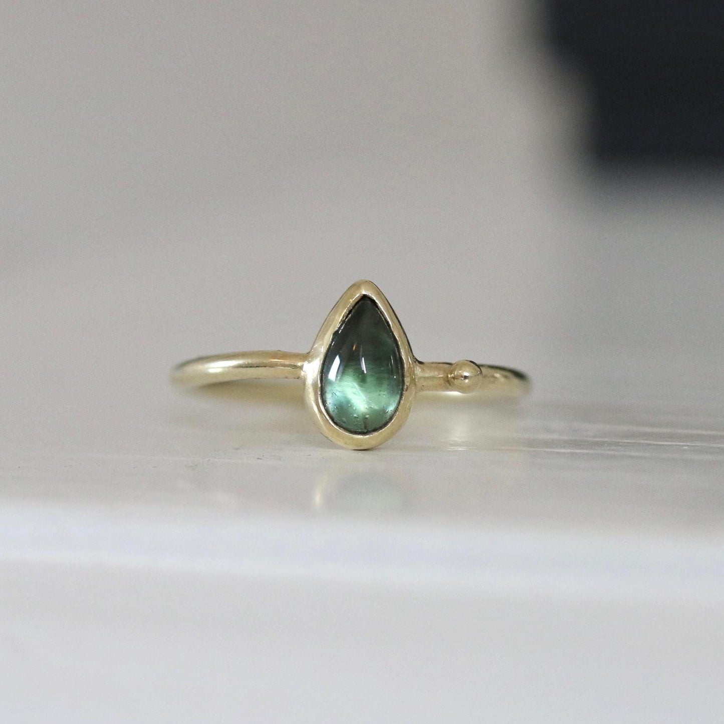 Blauw groene saffier cabochon ring