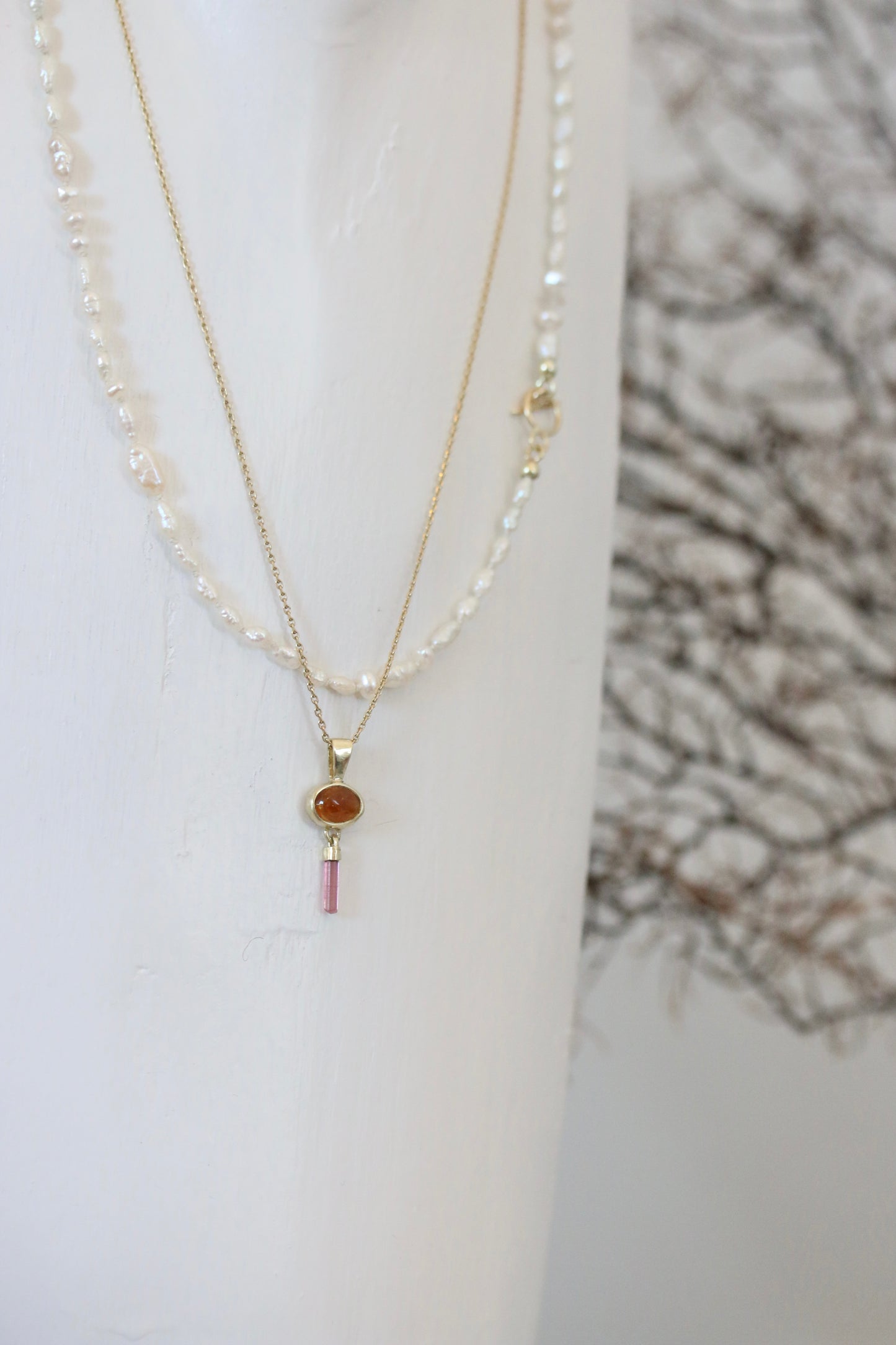 Oranje toermalijn cabochon met roze ruwe toermalijn hanger