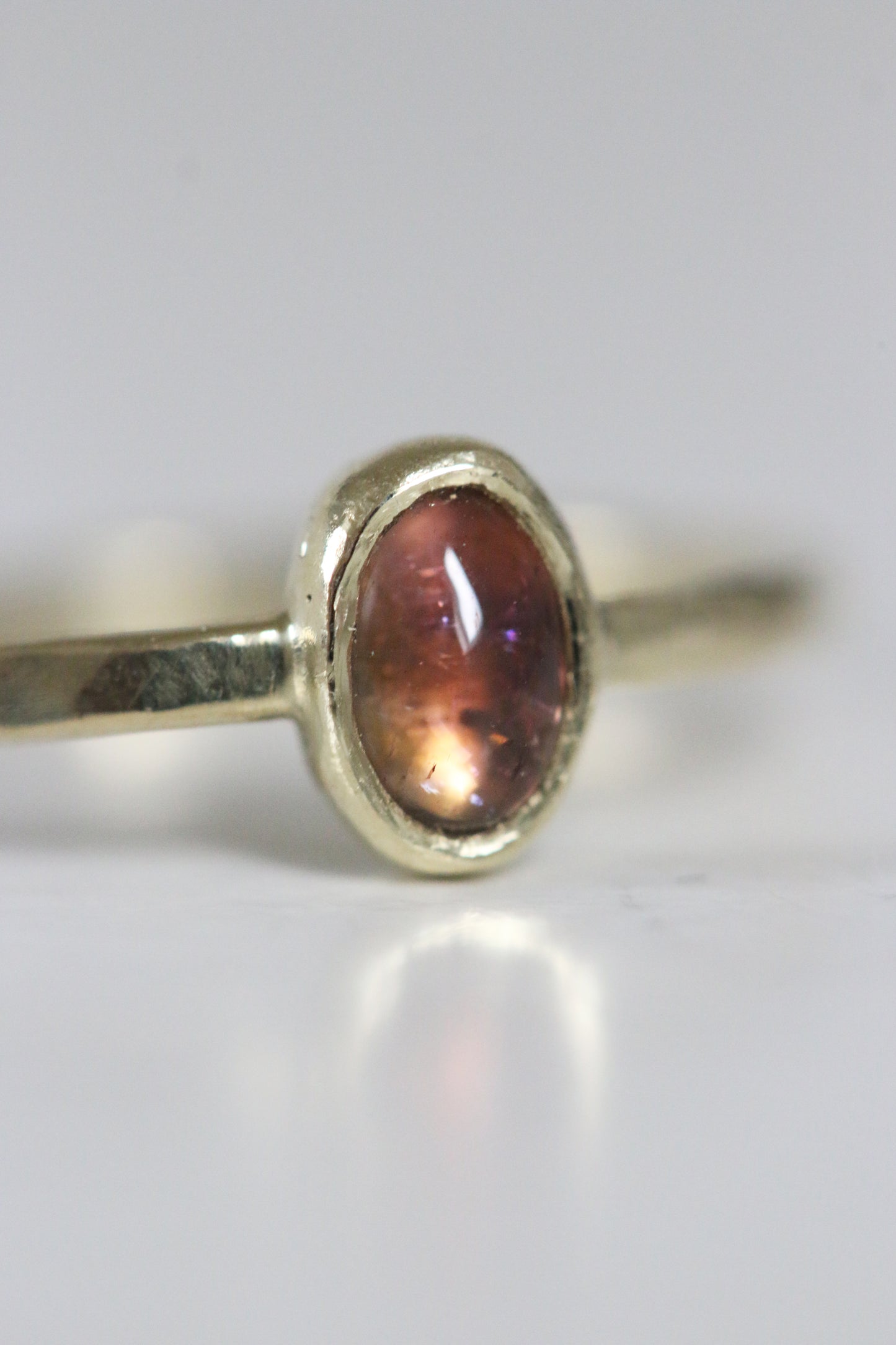 Perzik toermalijn cabochon ring