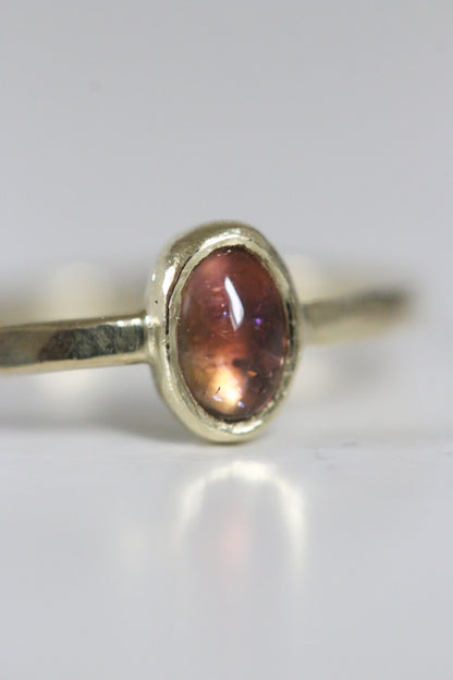 Perzik toermalijn cabochon ring