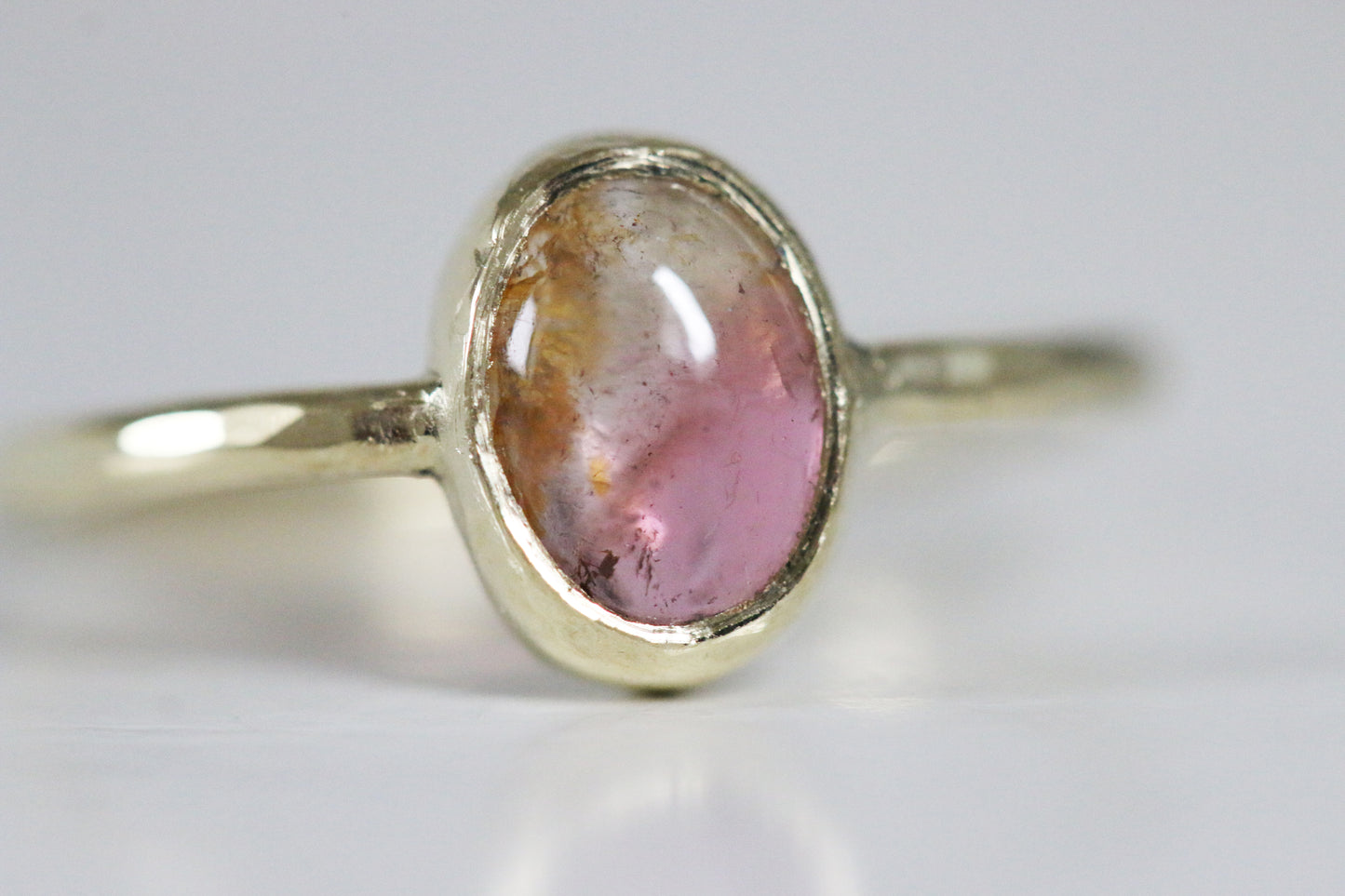 Multi color roze toermalijn cabochon ring