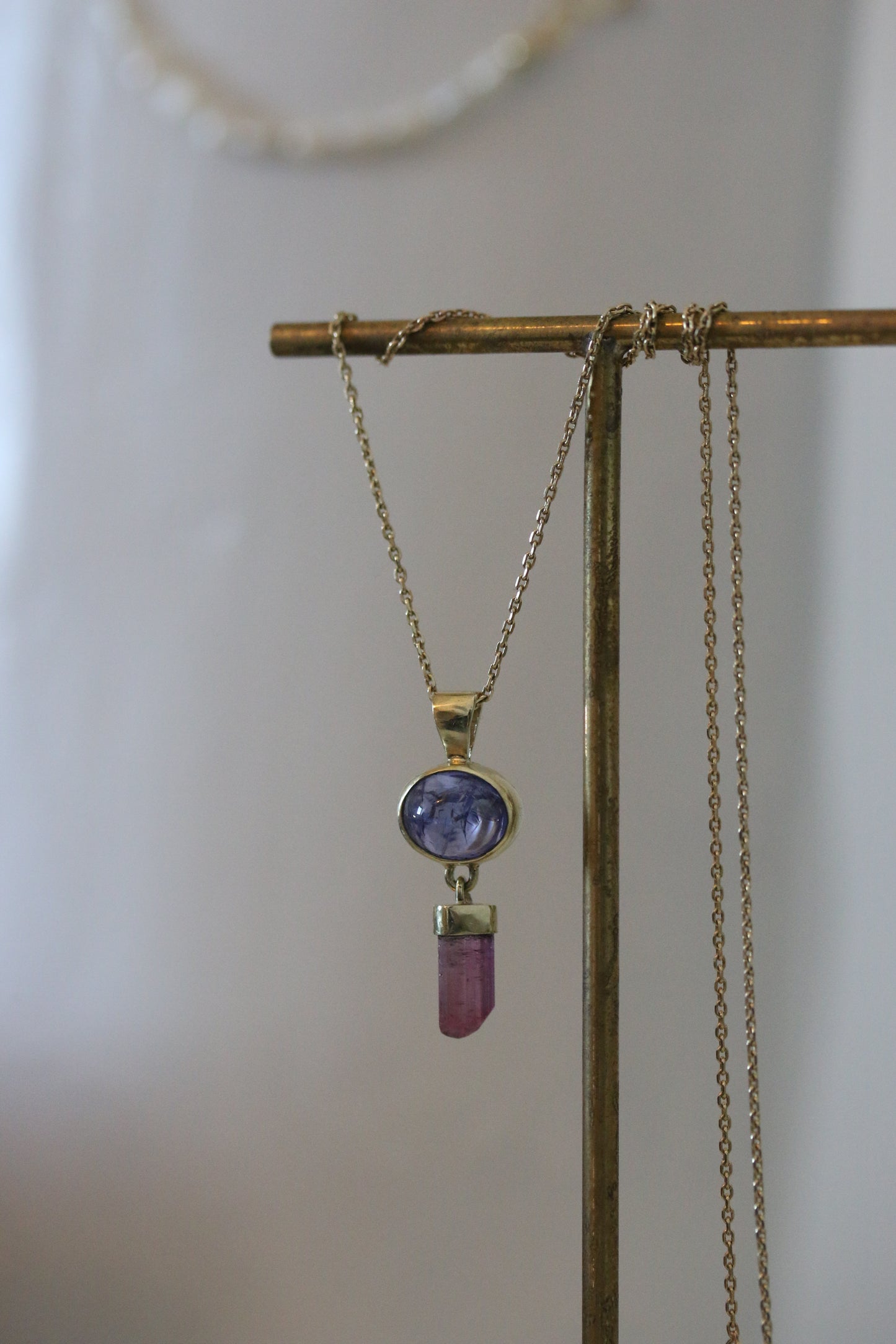 Tanzaniet cabochon hanger met ruwe roze toermalijn kristal hanger