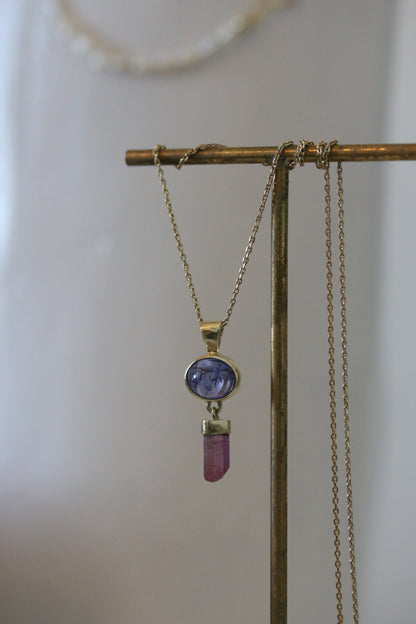 Tanzaniet cabochon hanger met ruwe roze toermalijn kristal hanger