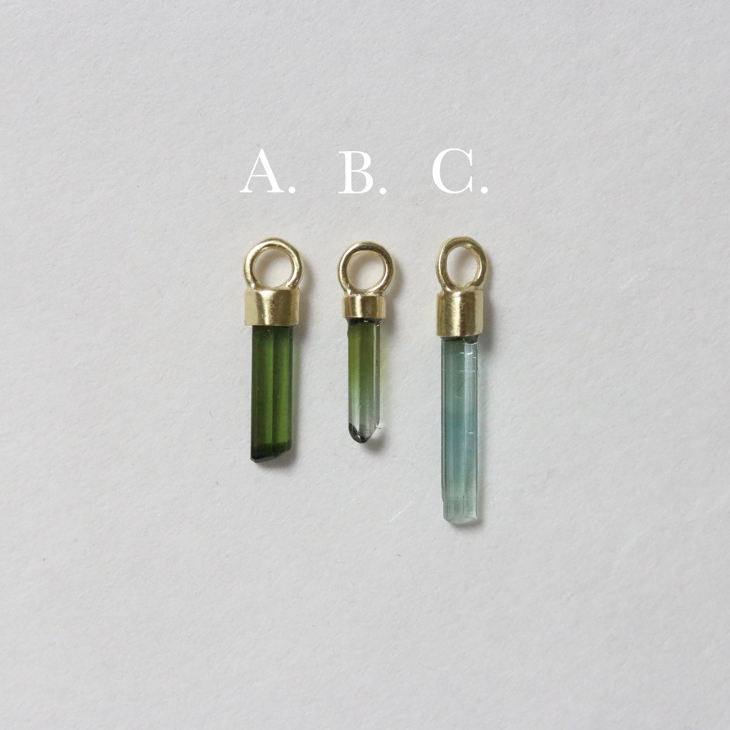 Mini ruwe groene & blauwe toermalijn charm