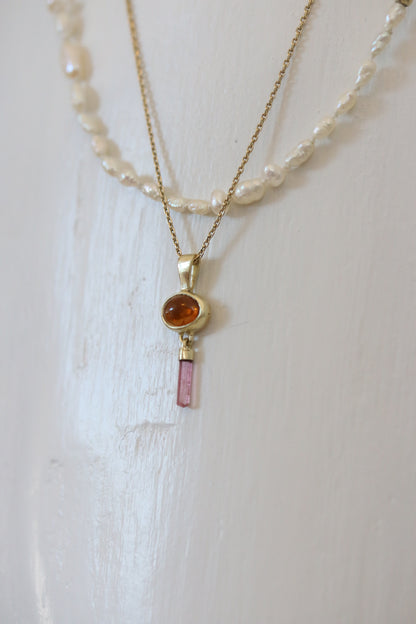 Oranje toermalijn cabochon met roze ruwe toermalijn hanger