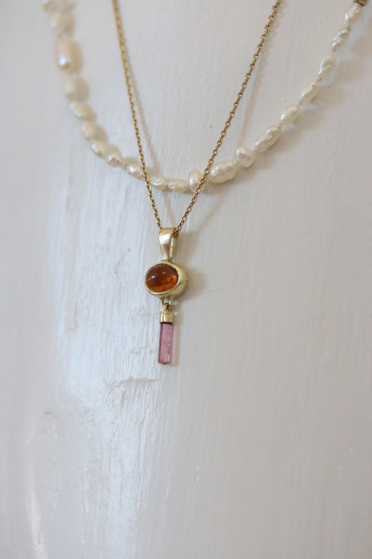 Oranje toermalijn cabochon met roze ruwe toermalijn hanger