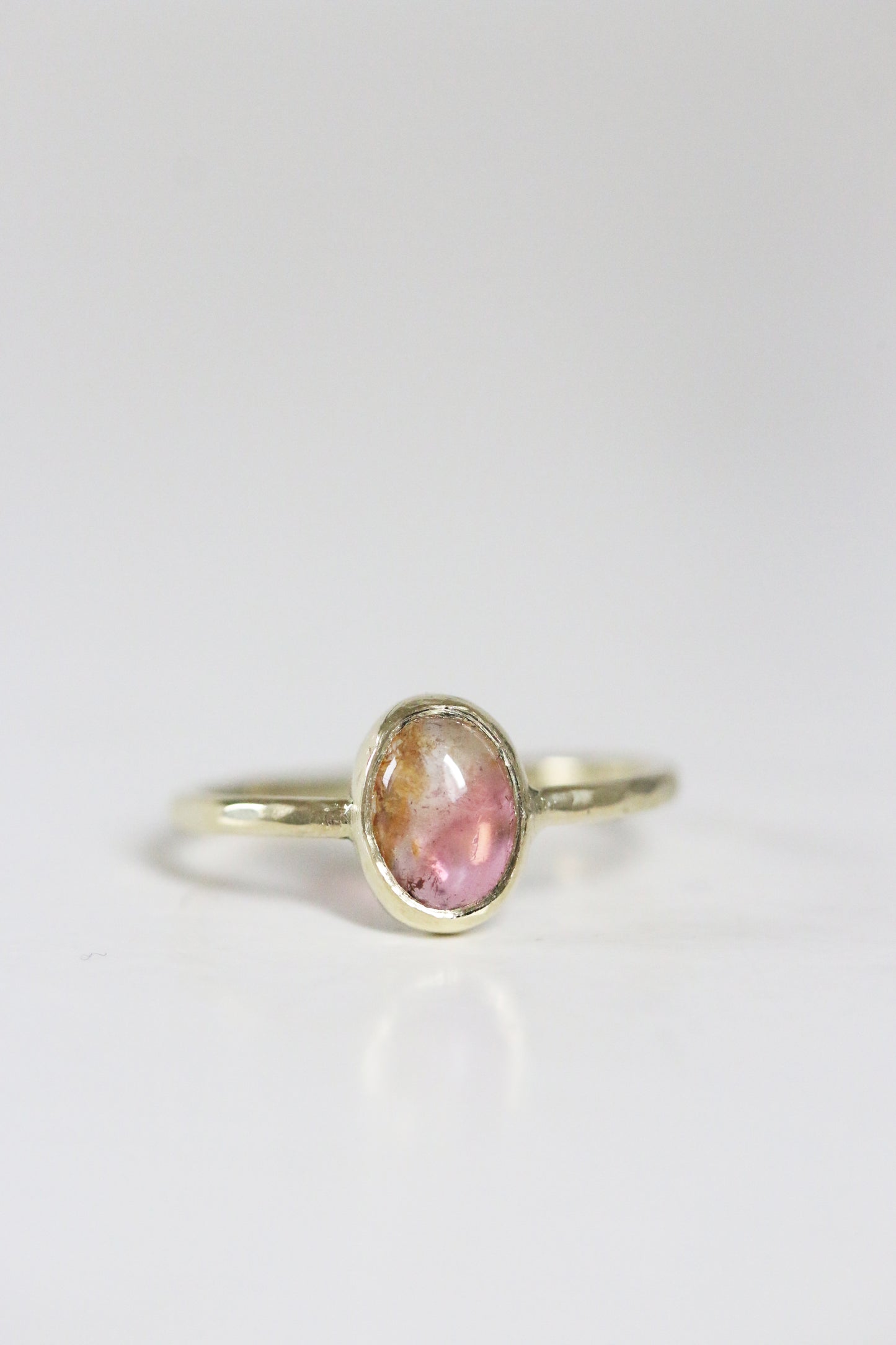 Multi color roze toermalijn cabochon ring