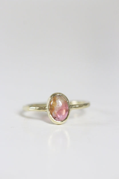 Multi color roze toermalijn cabochon ring