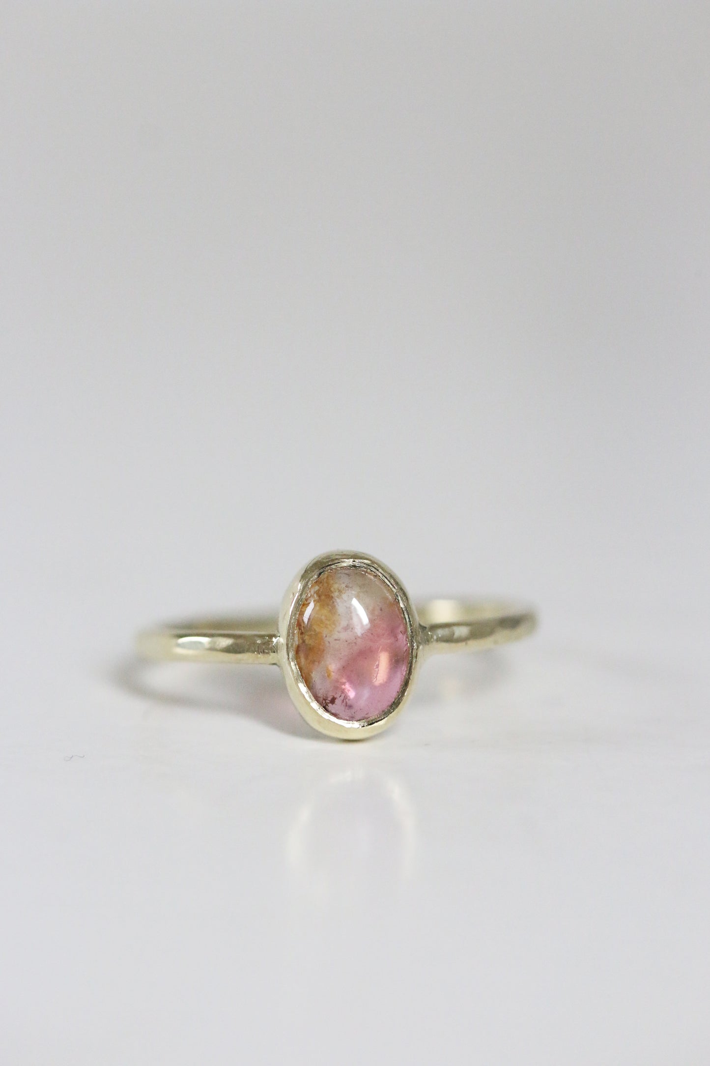 Multi color roze toermalijn cabochon ring