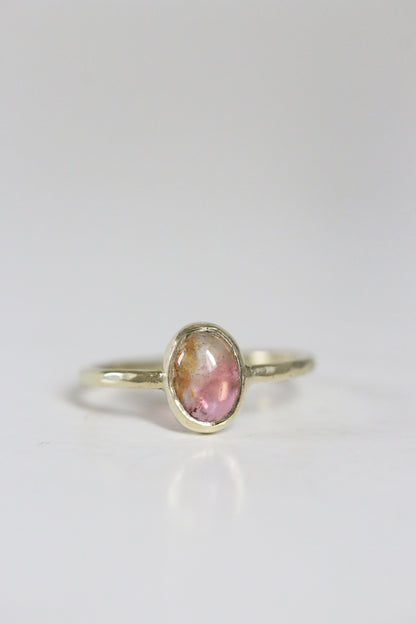 Multi color roze toermalijn cabochon ring