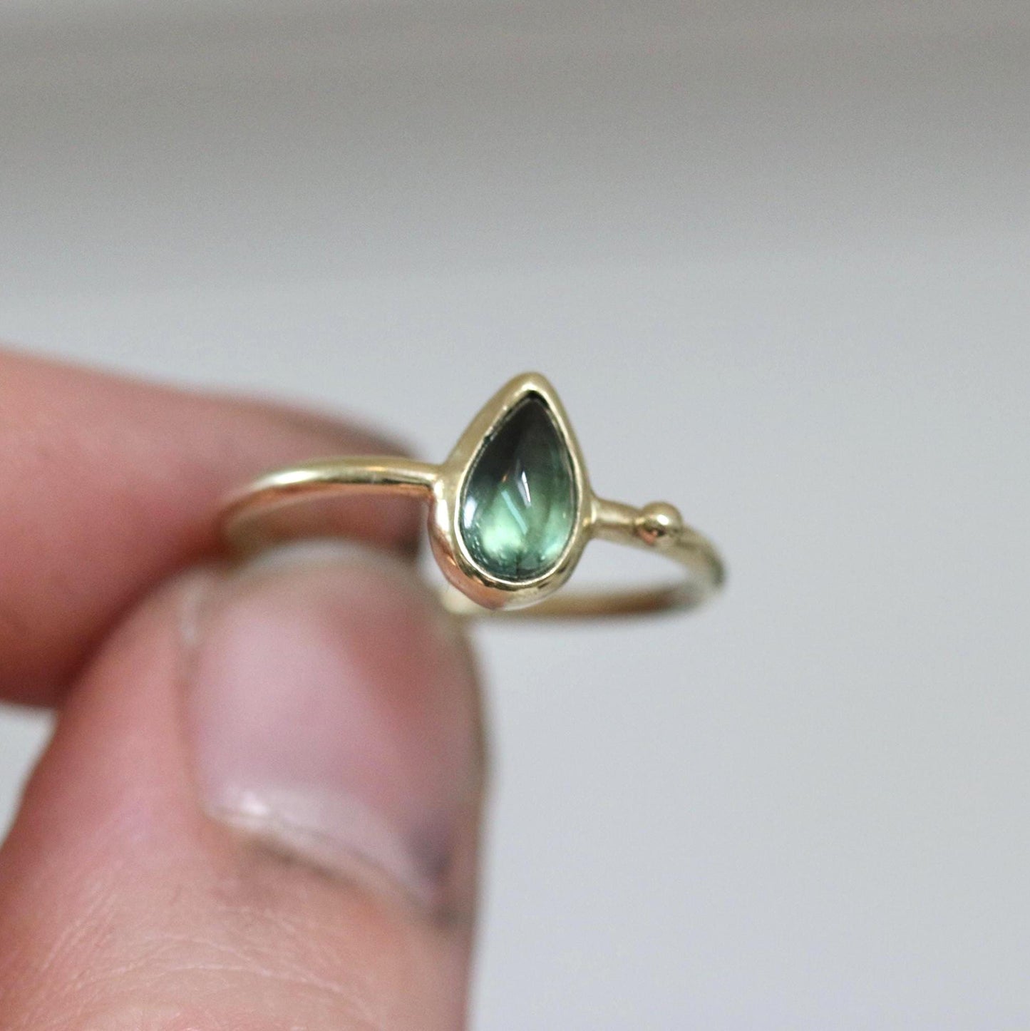 Blauw groene saffier cabochon ring