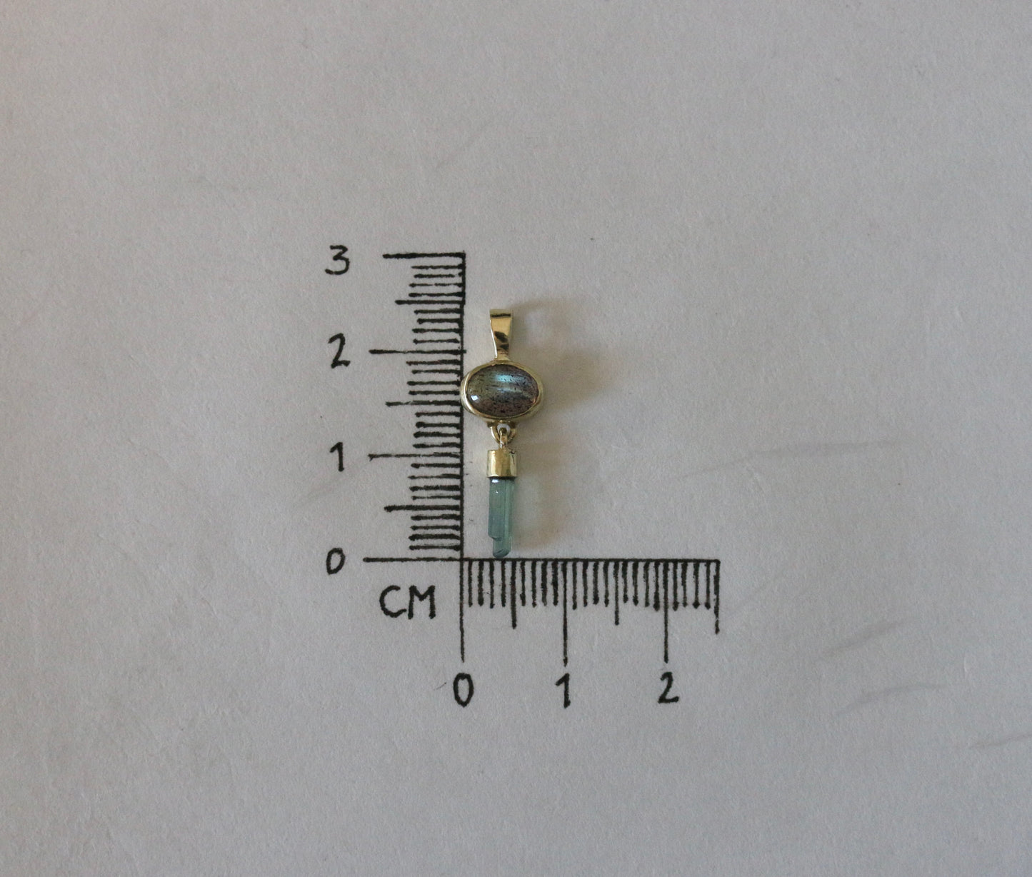 Labradoriet cabochon met ruwe mint toermalijn hanger