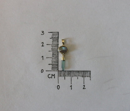 Labradoriet cabochon met ruwe mint toermalijn hanger