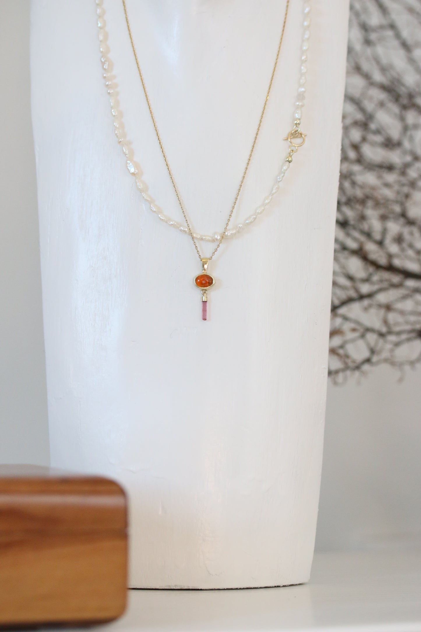 Oranje toermalijn cabochon met roze ruwe toermalijn hanger