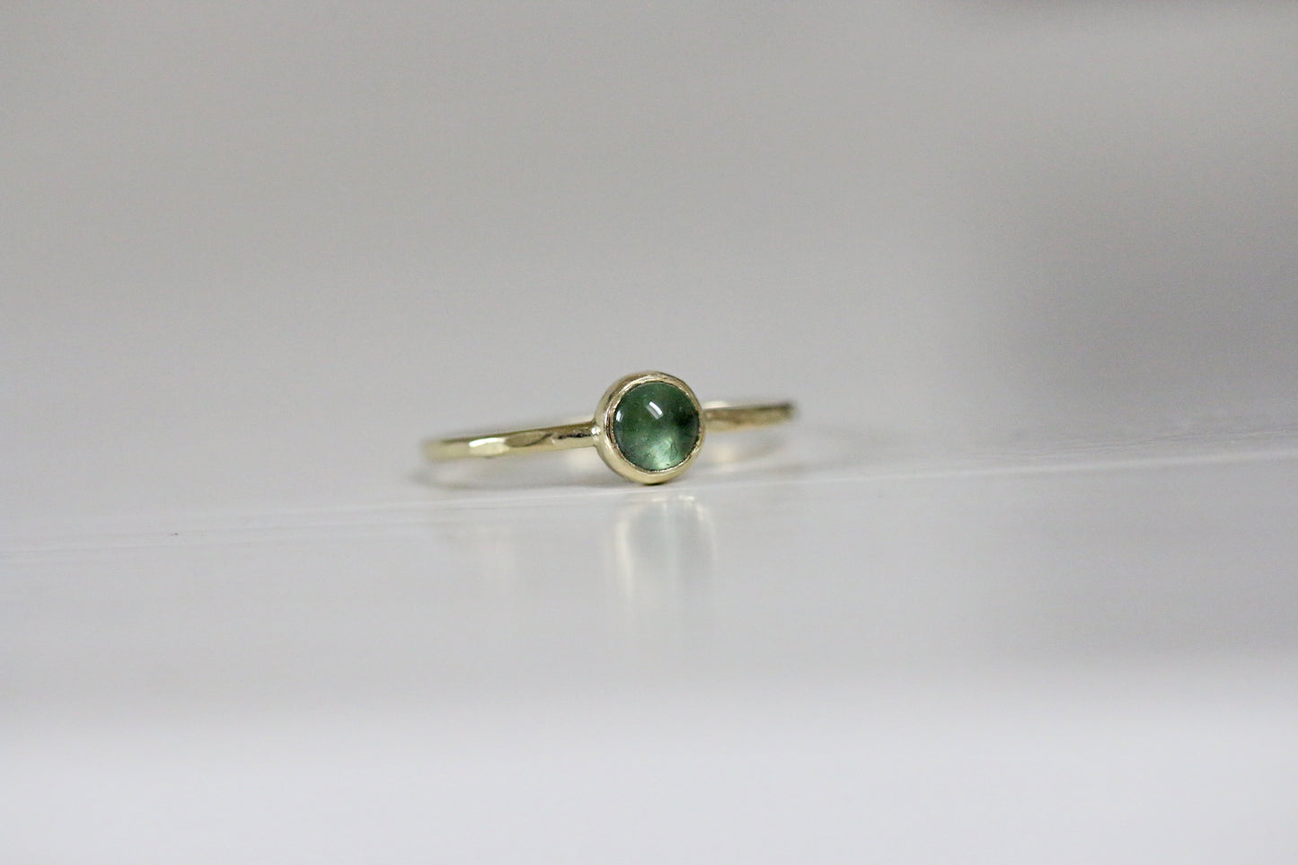 Groene toermalijn cabochon ring