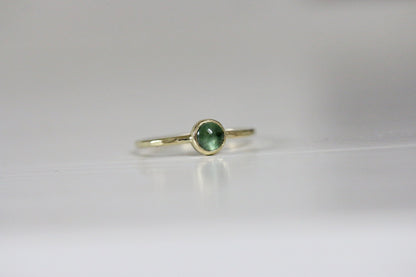 Groene toermalijn cabochon ring