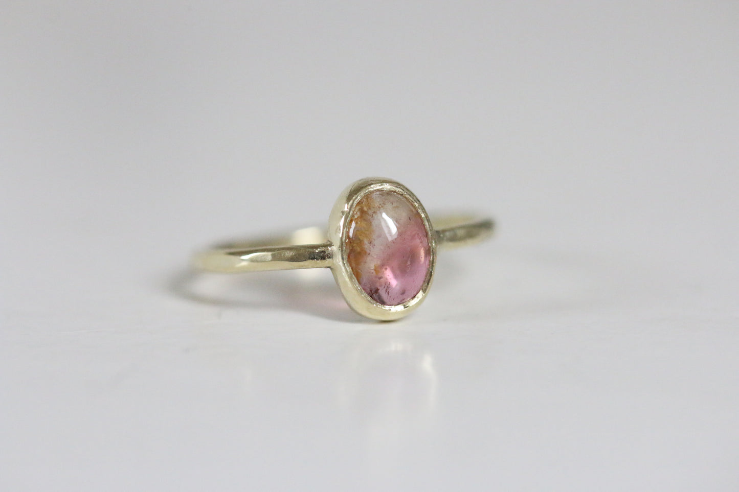 Multi color roze toermalijn cabochon ring