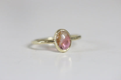 Multi color roze toermalijn cabochon ring