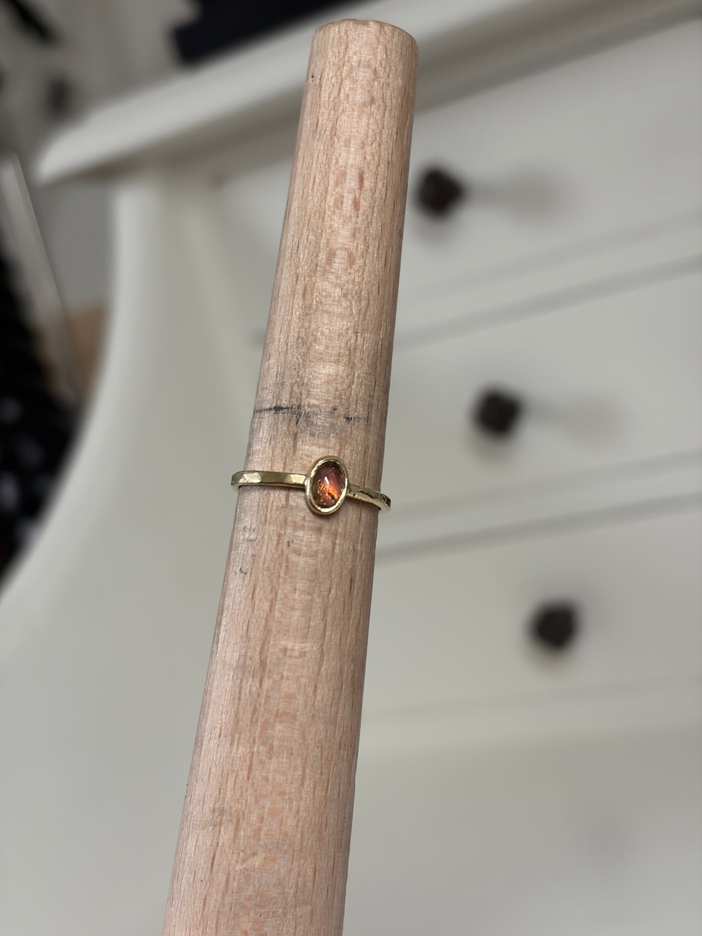 Perzik toermalijn cabochon ring