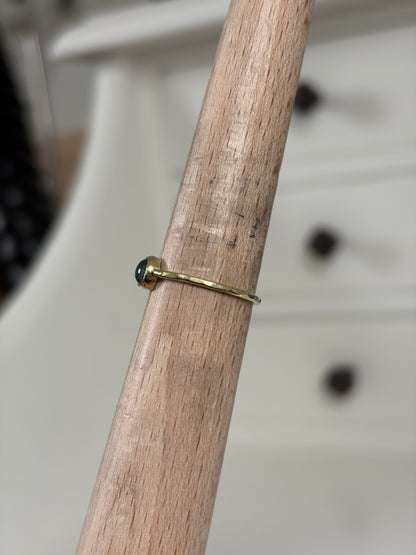 Groene toermalijn cabochon ring