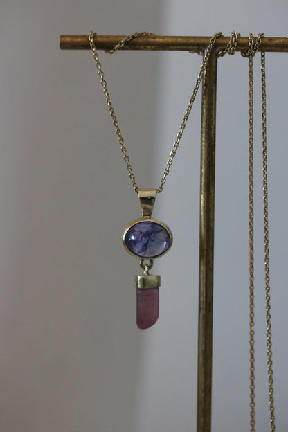 Tanzaniet cabochon hanger met ruwe roze toermalijn kristal hanger