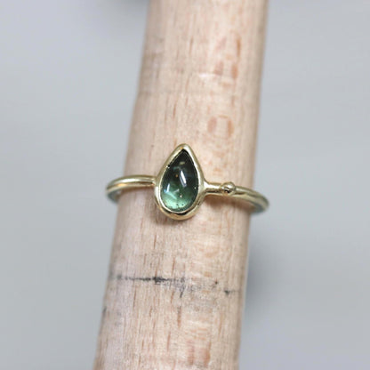 Blauw groene saffier cabochon ring